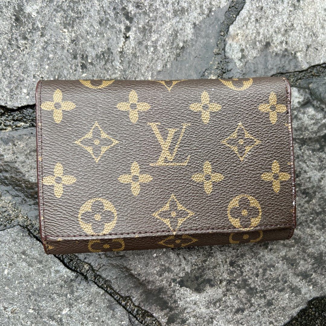 authentic LV wallet (Category: Wallets & Card holders) located in Mandaluyong City. Submitted by declutterbebe (Listing ID 1462690056, Image 3). Description: .