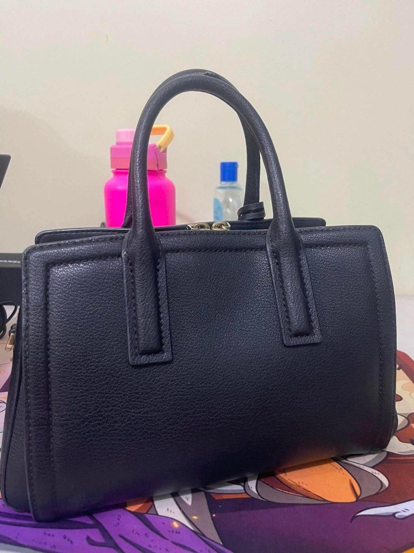 Authentic Michael Kors laila top handle bag (Category: Luxury Bags & Wallets) located in Manila. Submitted by raizel666 (Listing ID 1462860494, Image 3). Description: Price Nego PM.