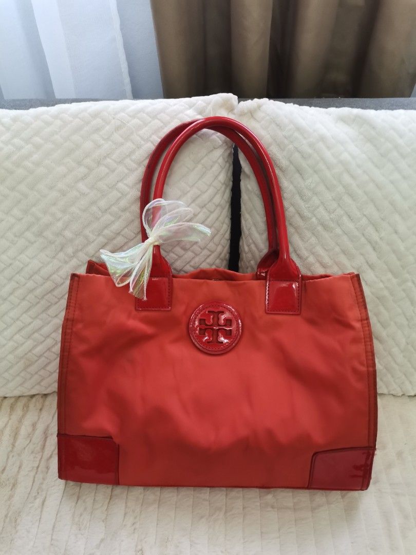 Authentic Tory Burch (Category: Shoulder Bags) located in Quezon City. Submitted by closetnikikay (Listing ID 1462748202, Image 2). Description: .