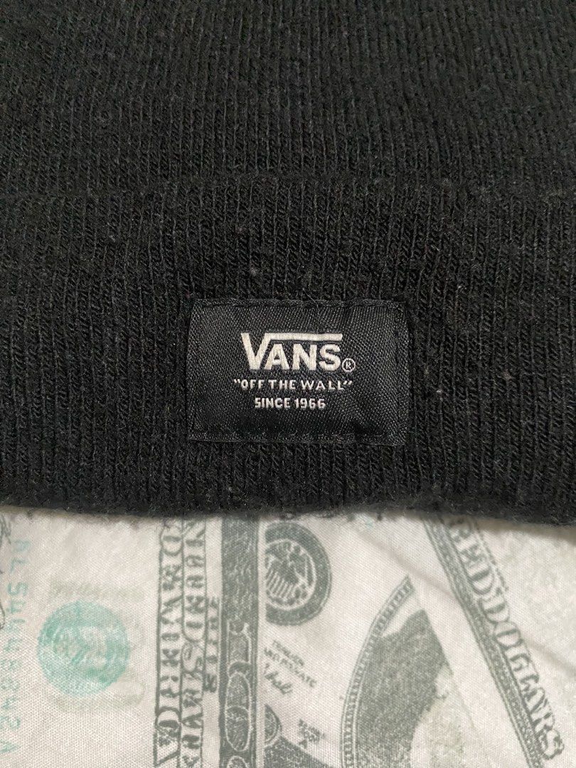 Authentic Vans Beanie (Category: Beanies) located in Paranaque City. Submitted by haslem (Listing ID 1462873478, Image 2). Description: issue: medyo malambot at nabanat na nang kaunti ang bahagi sa tapat ng logo tag/cuff. pero buo pa naman ang porma kapag isinuot..