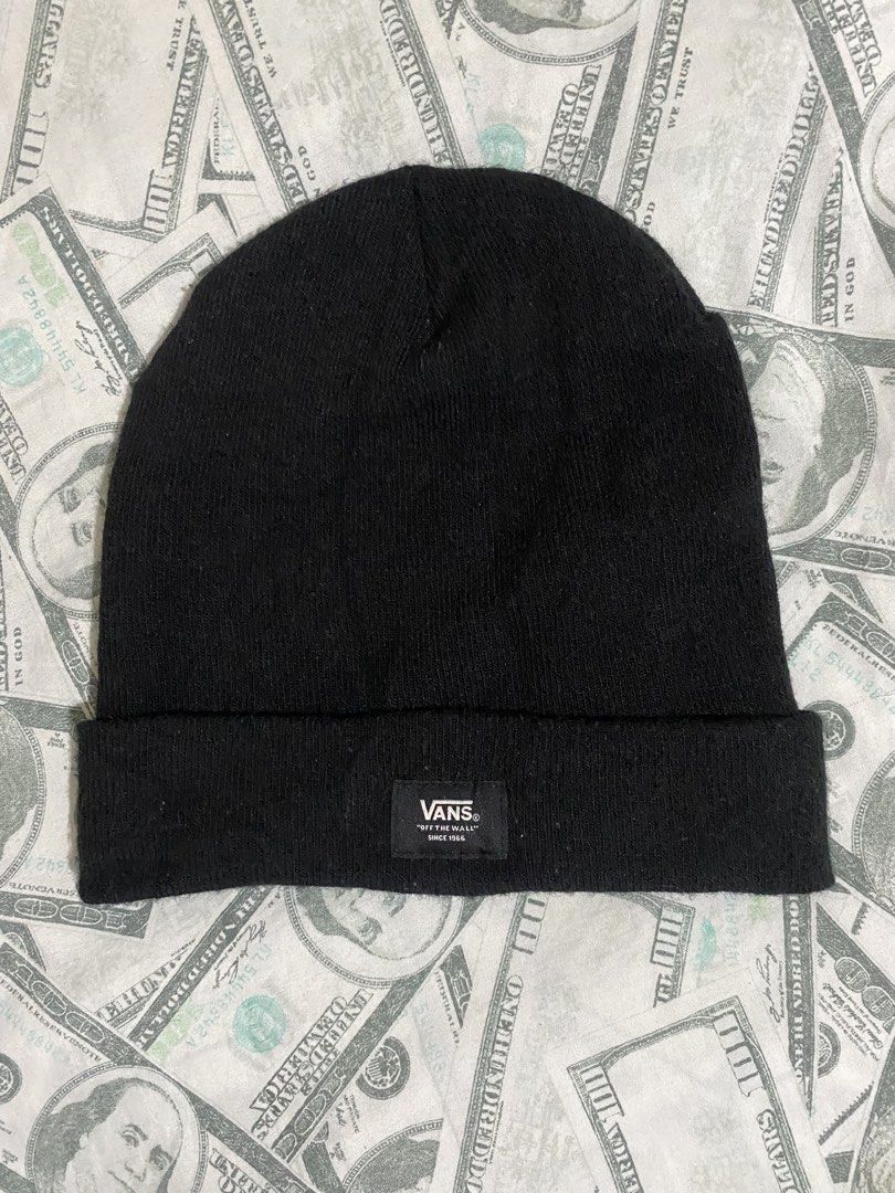 Authentic Vans Beanie (Category: Beanies) located in Paranaque City. Submitted by haslem (Listing ID 1462873478, Image 1). Description: issue: medyo malambot at nabanat na nang kaunti ang bahagi sa tapat ng logo tag/cuff. pero buo pa naman ang porma kapag isinuot..