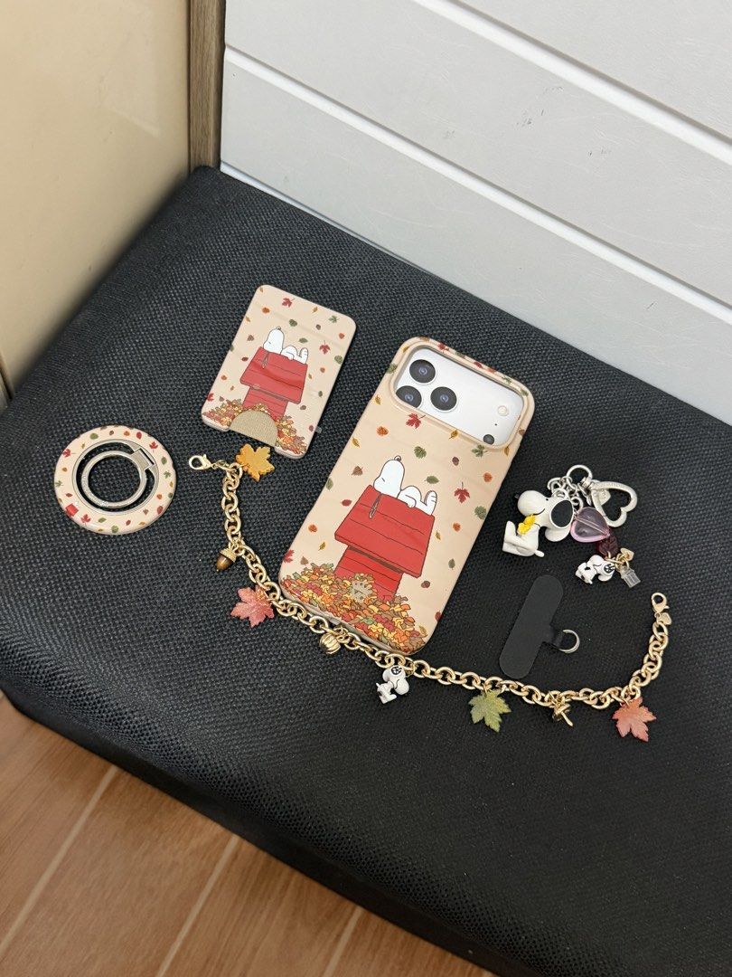 Authentic Velvet caviar snoopy set (Category: Cases & Sleeves) located in Balanga. Submitted by itsjuliaden07 (Listing ID 1462701707, Image 3). Description: Wallet /card holder Bagcharm Chain Magnetic socket.