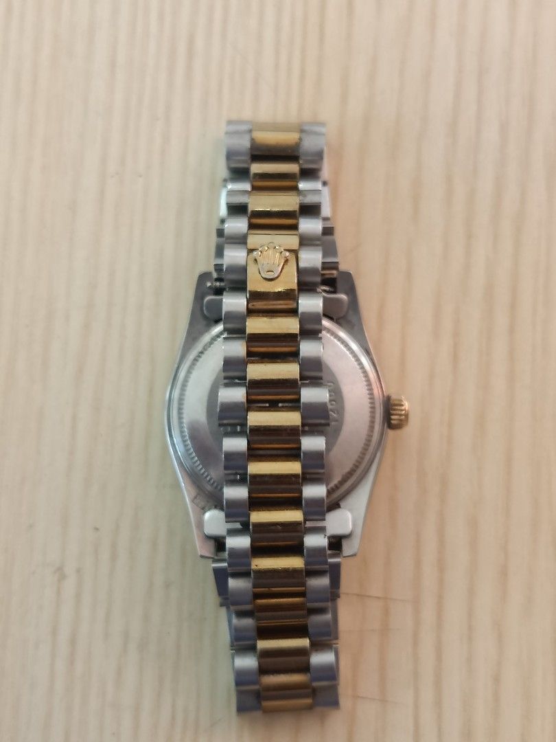 Automatic (Category: Women's Watches) located in Las Pinas. Submitted by quick_deals_great_finds2 (Listing ID 1462682267, Image 3). Description: Automatic 30mm medium womens Good Working condition.