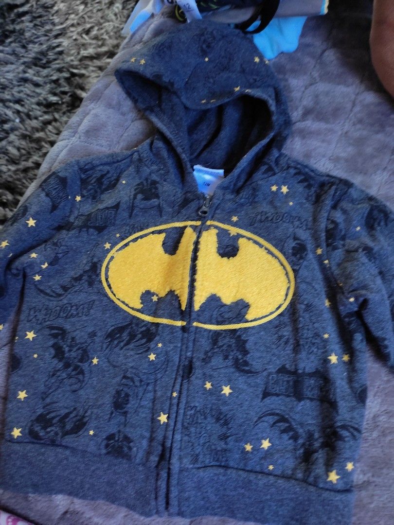 Babies Batman Zip-Up Hoodie (Category: Babies & Kids Fashion) located in Tarlac. Submitted by momma02 (Listing ID 1462745328, Image 1). Description: - Grey zip-up hoodie for kids - Features an all-over Batman print with stars - Iconic Batman logo on the front - Made from a comfortable cotton and polyester blend - Perfect for young Batman enthusiasts! size: 12M.