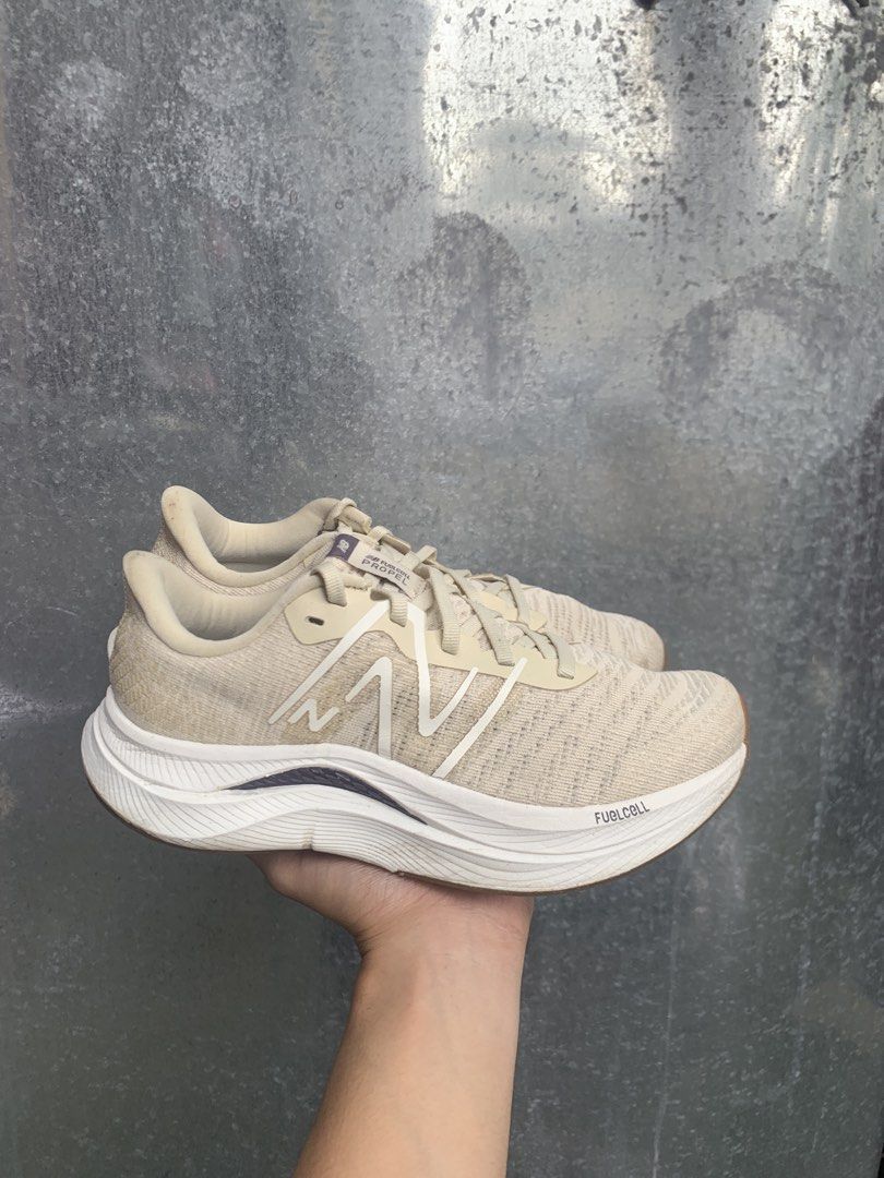 Balance FuelCell Propel v4 (Category: Sneakers) located in Marikina City. Submitted by azaero (Listing ID 1462815177, Image 1). Description: Size Women’s US 6.5 / cm 23.5 / Euro 37 Good Condition no issue .