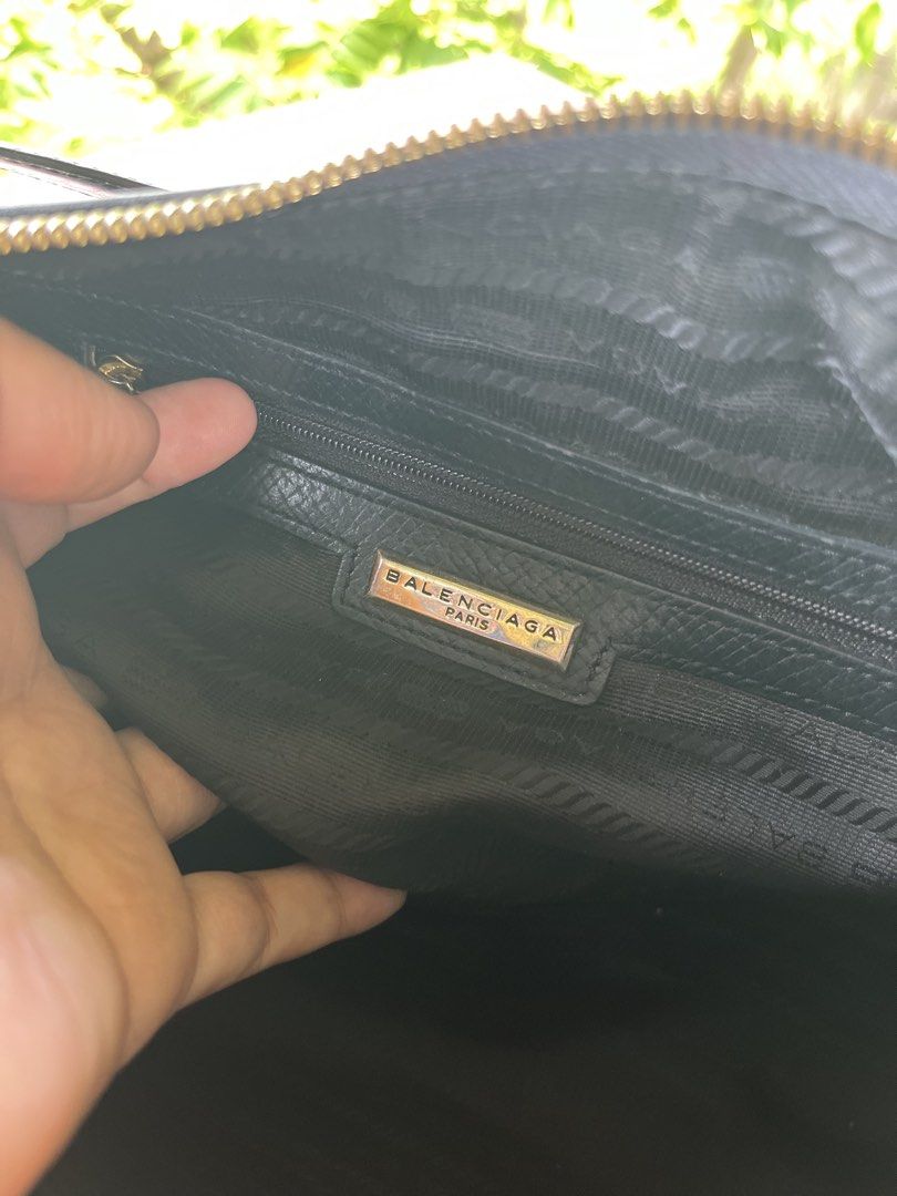 Balenciaga kili bag (Category: Luxury Bags & Wallets) located in Oroquieta. Submitted by mightyfalcon.f3b3e6 (Listing ID 1462832141, Image 3). Description: Medium ykk zip with etikita .