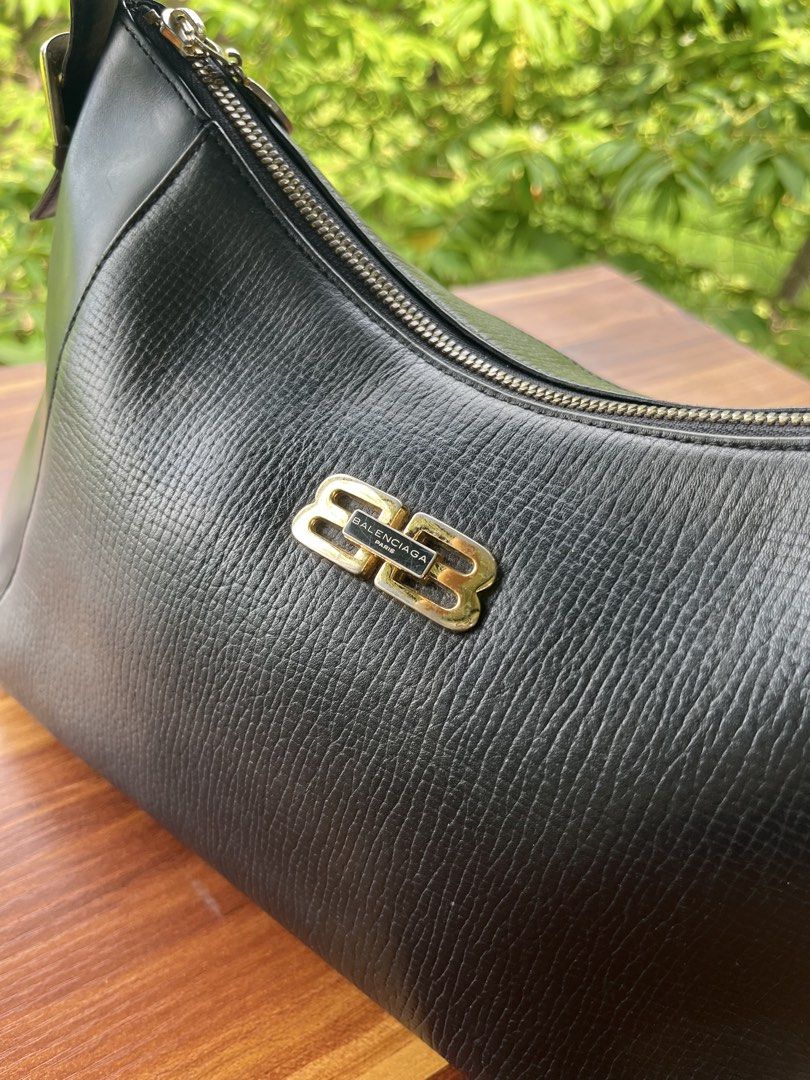 Balenciaga kili bag (Category: Luxury Bags & Wallets) located in Oroquieta. Submitted by mightyfalcon.f3b3e6 (Listing ID 1462832141, Image 2). Description: Medium ykk zip with etikita .