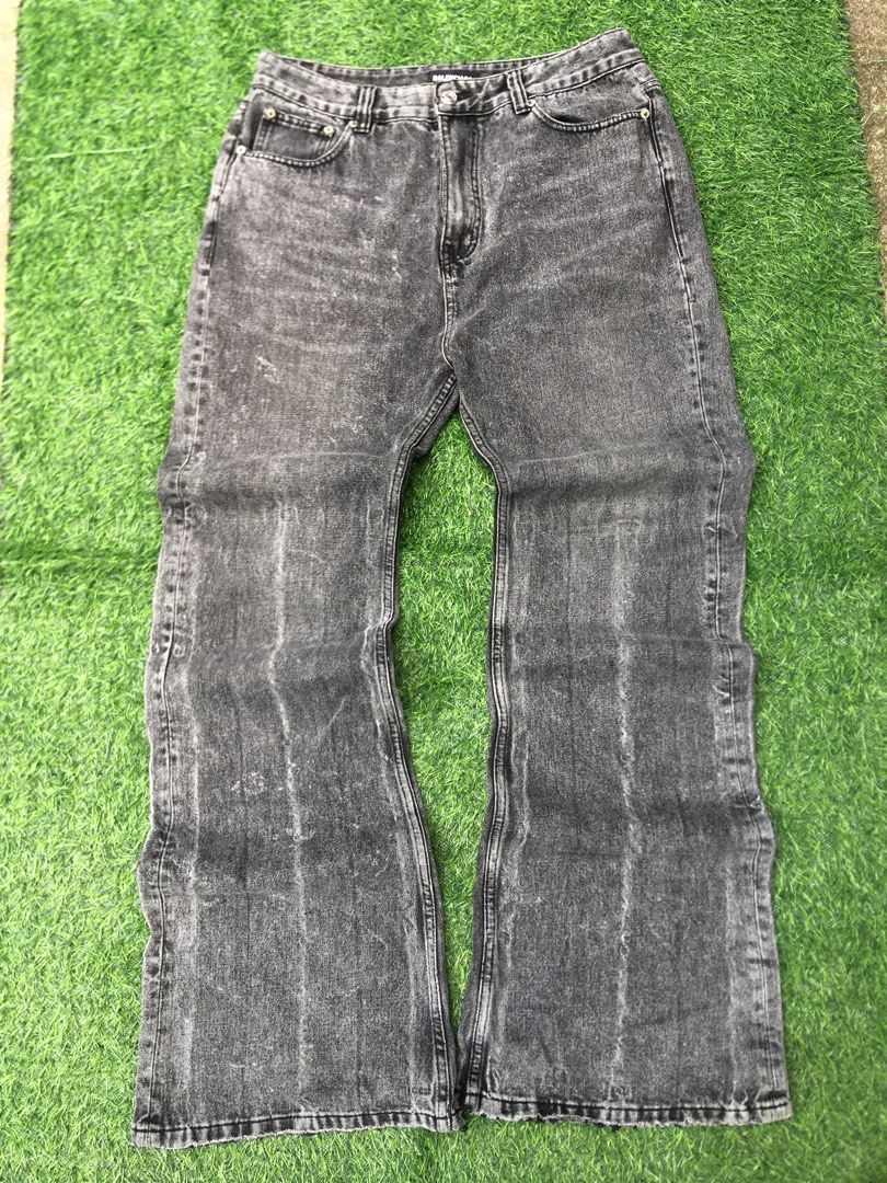 BALENCIAGA LOST TAPE FLARED JEANS (Category: Jeans) located in Mariveles. Submitted by thrift.to.brand_ (Listing ID 1462744458, Image 1). Description: ₱1,000 PLUS SHIPPING FEE (SF WILL BE SHOULDERED BY THE BUYER) GOOD AS NEW HIGH QUALITY FABRIC HEAVYWEIGHT NO ISSUE, NEED WASH ONLY LENGTH 46 LEG HOLE 12 WAIST 32 MEDIUM ON TAG CHECK ALL DETAILS NO LAST PRICE MOP: GCASH ONLY PAYMENT FIRST NO COD MOD: J&T Balenciaga Lost Tape Flared Jeans (Washed Bla