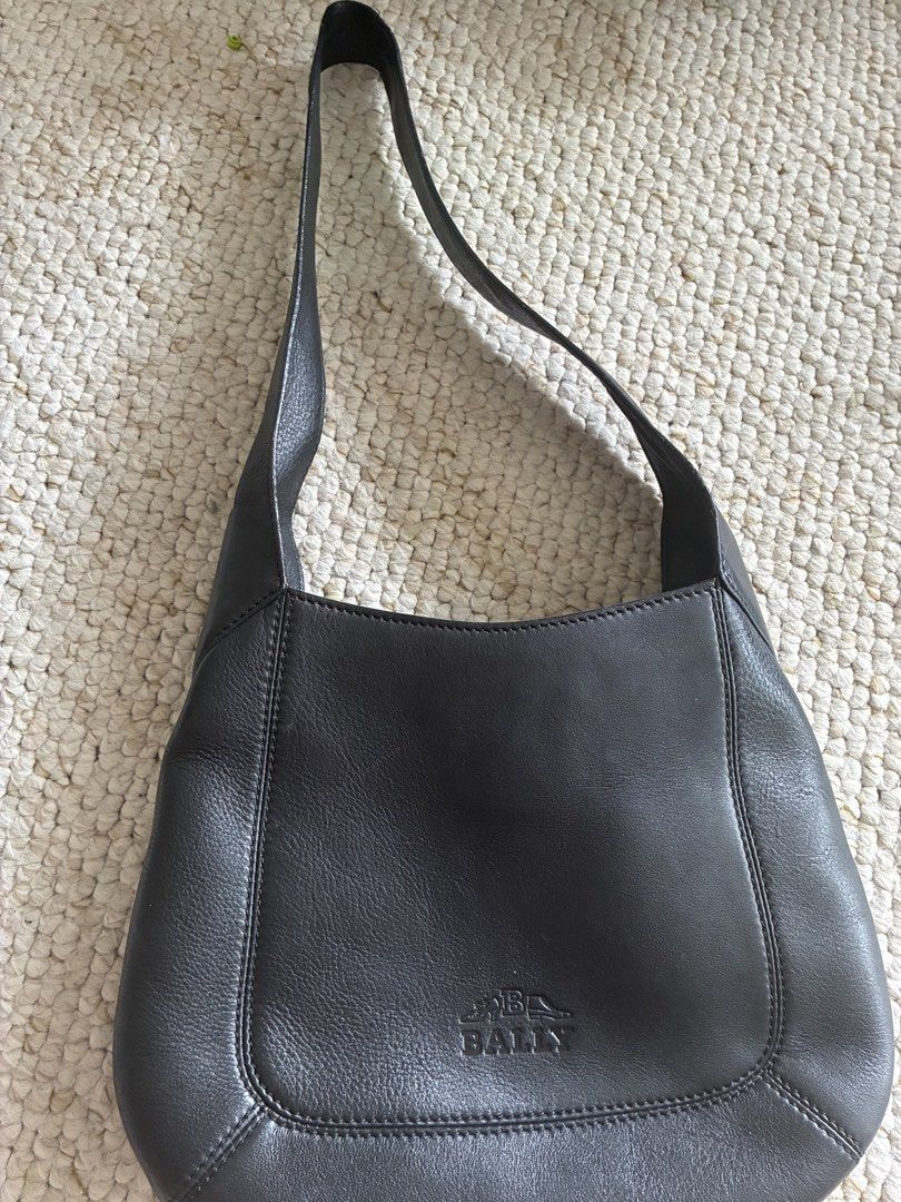 Bally Leather Shoulder Bag (Category: Luxury Bags & Wallets) located in Cabuyao City. Submitted by chinitopoohbear (Listing ID 1462724181, Image 1). Description: - Classic Bally shoulder bag - Genuine leather - black - Interior zip pocket - Main compartment - Simple and chic design - Great for everyday use.