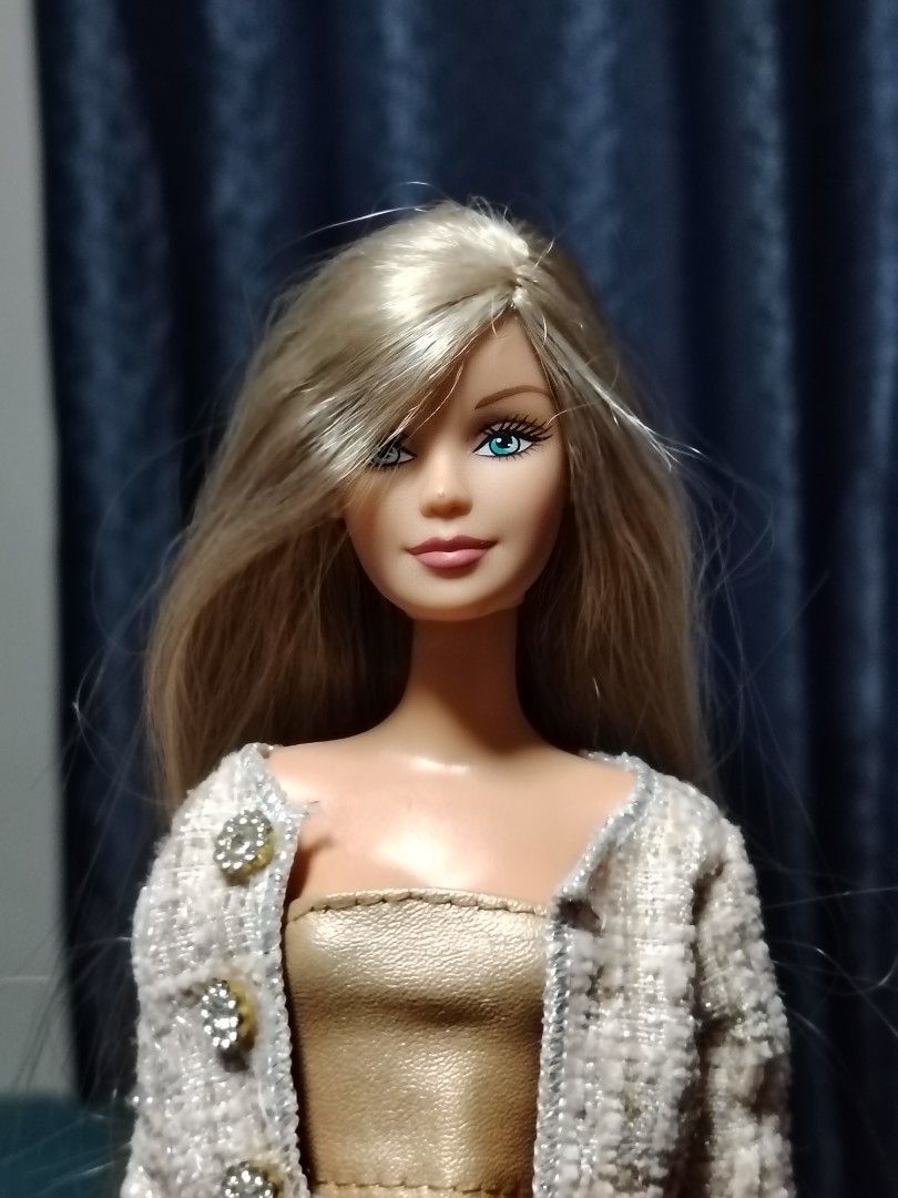 Barbie with soft hair, rubber bendable legs (Category: Kids Toys) located in Pasay City. Submitted by jestheral_48 (Listing ID 1462688954, Image 2). Description: 1500 each.