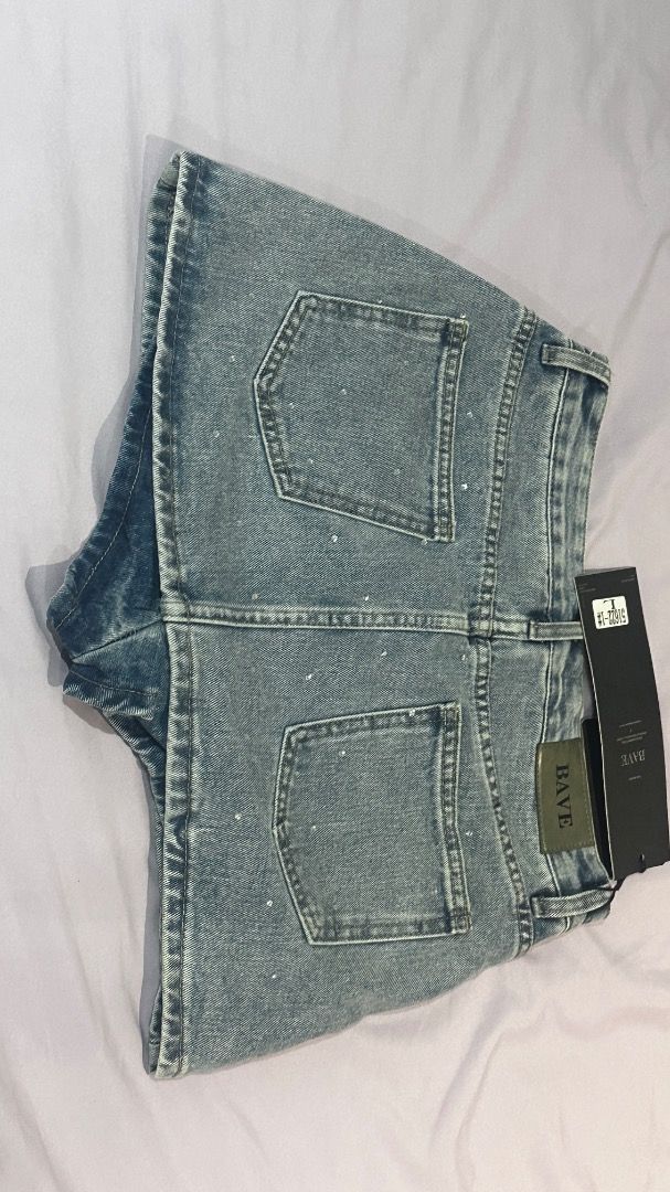 BAVE HARD DENIM SKORT (Category: Skirts) located in Batangas. Submitted by juaaaana (Listing ID 1462713954, Image 2). Description: I’m selling po brandnew skort from Thailand Pasabuy(The Linen Cafe) Brand: Bave Size: L - 30”waist, 38”hips Colors: white and blue denim Original Price: 1260 Selling Price: 1100 RFS: XL na pala dapat ako 😢 .