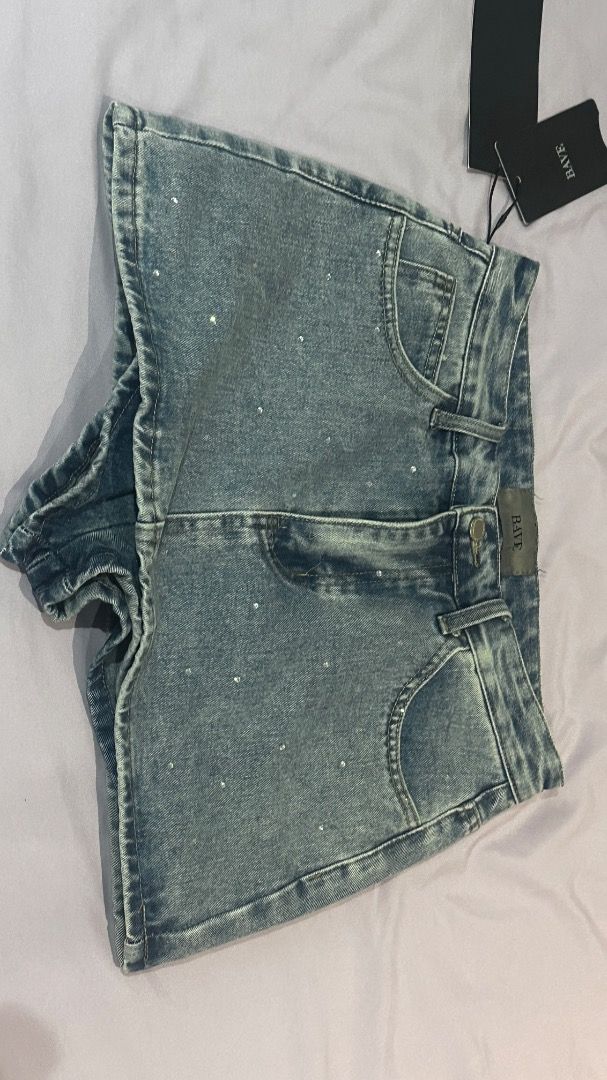 BAVE HARD DENIM SKORT (Category: Skirts) located in Batangas. Submitted by juaaaana (Listing ID 1462713954, Image 1). Description: I’m selling po brandnew skort from Thailand Pasabuy(The Linen Cafe) Brand: Bave Size: L - 30”waist, 38”hips Colors: white and blue denim Original Price: 1260 Selling Price: 1100 RFS: XL na pala dapat ako 😢 .