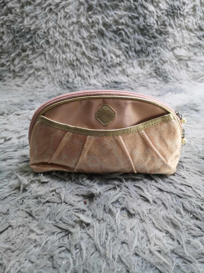 Beige Halfmoon Shaped Cosmetic Pouch (Category: Purses & Pouches) located in Santa Cruz. Submitted by jmy_surplus.2 (Listing ID 1462790291, Image 1). Description: Size ; L - 6 W - 9 Color ; Beige Type ; Cosmetic Pouch Brand ; No Brand Material ; Synthetic Style ; Beige Zipper Closure Cosmetic Pouch LR 129 JMY 5 Batch #222.