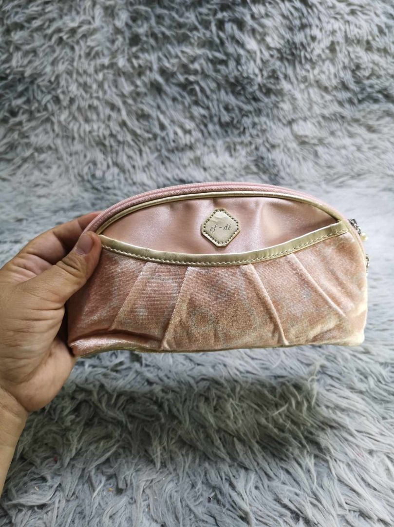 Beige Halfmoon Shaped Cosmetic Pouch (Category: Purses & Pouches) located in Santa Cruz. Submitted by jmy_surplus.2 (Listing ID 1462790291, Image 3). Description: Size ; L - 6 W - 9 Color ; Beige Type ; Cosmetic Pouch Brand ; No Brand Material ; Synthetic Style ; Beige Zipper Closure Cosmetic Pouch LR 129 JMY 5 Batch #222.