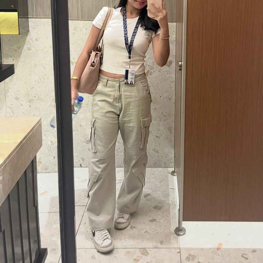 Beige Low Waist Cargo Pants (Category: Other Bottoms) located in Las Pinas. Submitted by thevallerys (Listing ID 1462827280, Image 1). Description: - Beige cargo pants - Multiple pockets - Fits size 25 - Fits petite height girls, had it altered to my height - Button and zip closure - Wide leg fit.