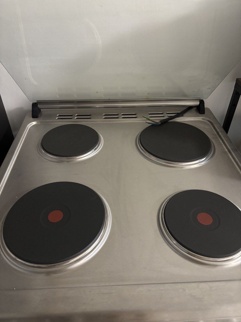 Beko Electric Oven with Ceramic Hob (Category: Ovens & Toasters) located in Makati City. Submitted by marion.st (Listing ID 1462726635, Image 2). Description: Beko electric oven: - Ceramic hob with 4 burners - Spacious oven interior with racks - Clear glass door for easy viewing - Ideal for cooking and baking - Ready for a new home Rfs: Got this as a gift but we prefer using induction cooker kasi 😅 .