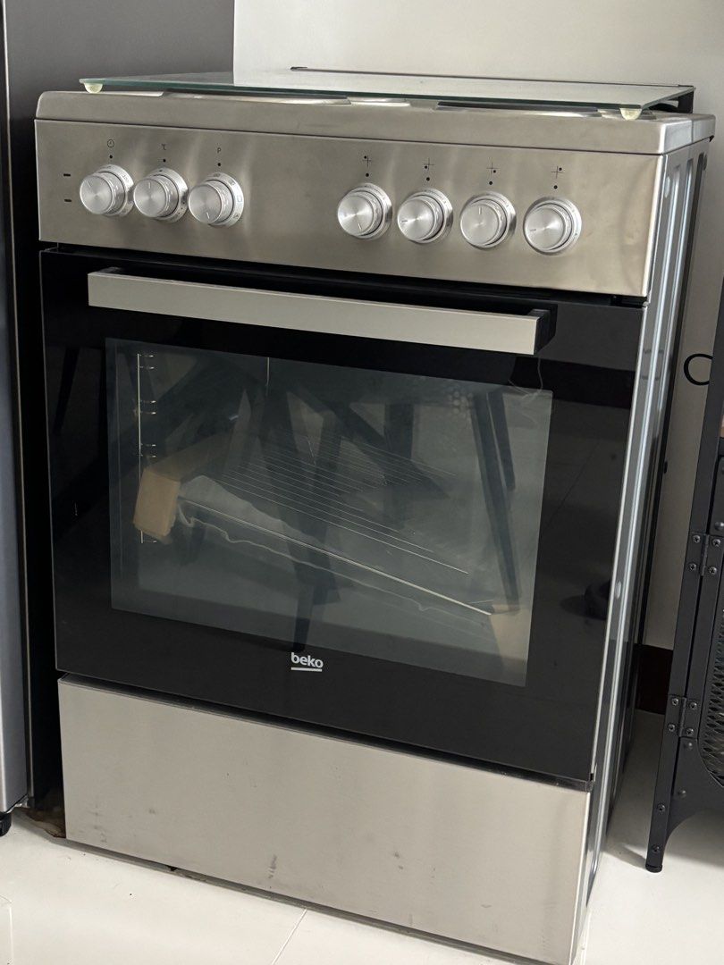 Beko Electric Oven with Ceramic Hob (Category: Ovens & Toasters) located in Makati City. Submitted by marion.st (Listing ID 1462726635, Image 1). Description: Beko electric oven: - Ceramic hob with 4 burners - Spacious oven interior with racks - Clear glass door for easy viewing - Ideal for cooking and baking - Ready for a new home Rfs: Got this as a gift but we prefer using induction cooker kasi 😅 .
