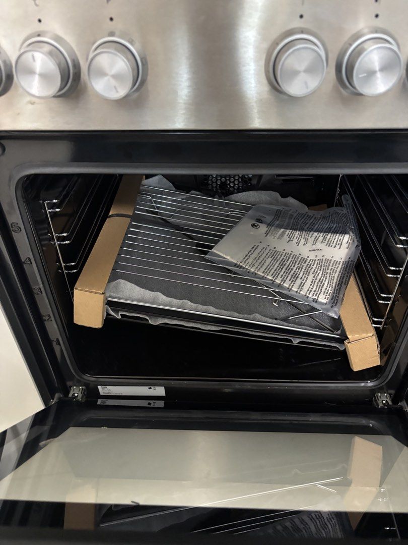Beko Electric Oven with Ceramic Hob (Category: Ovens & Toasters) located in Makati City. Submitted by marion.st (Listing ID 1462726635, Image 3). Description: Beko electric oven: - Ceramic hob with 4 burners - Spacious oven interior with racks - Clear glass door for easy viewing - Ideal for cooking and baking - Ready for a new home Rfs: Got this as a gift but we prefer using induction cooker kasi 😅 .