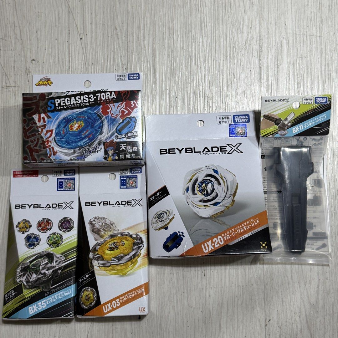 [現貨]Beyblade X 爆旋陀螺X UX-03 UX-20 BX-11 BX-35 BXG-47套裝 （分類：動作及對戰玩具）位於 Hong Kong。 由 manlimn 提交（商品編號 1462830792，圖片 1）。簡介： [現貨]Beyblade X 爆旋陀螺X UX-03 UX-20 BX-11 BX-35 BXG-47套裝 內容物： 行版UX-03 巫師幻棍（面重35.00g） 行版UX-20 榮耀女武神 日版BX-11 爆旋手柄 黑色 日版BXG-47 烈風天馬 行版BX-35-06 王蛇鞭尾 *以上全部有Code 交收方式： -寶林/康城至觀塘面交 -順豐到付 不散。