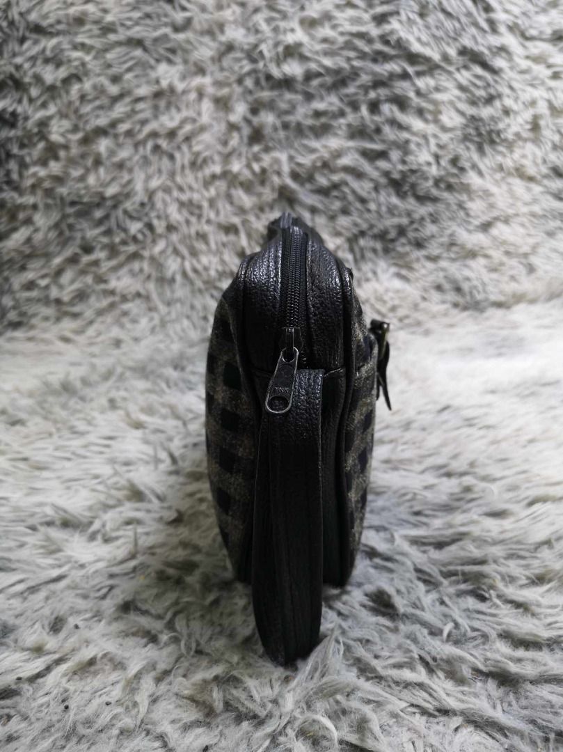 Black & Grey Plaid Pattern Cosmetic Pouch (Category: Purses & Pouches) located in Santa Cruz. Submitted by jmy_surplus.2 (Listing ID 1462683617, Image 2). Description: Size ; L - 7 W - 8.4 Color ; Black , grey Type ; Cosmetic Pouch Brand ; No brand Material ; Synthetic Style ; Black & Grey Cosmetic Pouch LR 129 JMY 4 Batch #222.