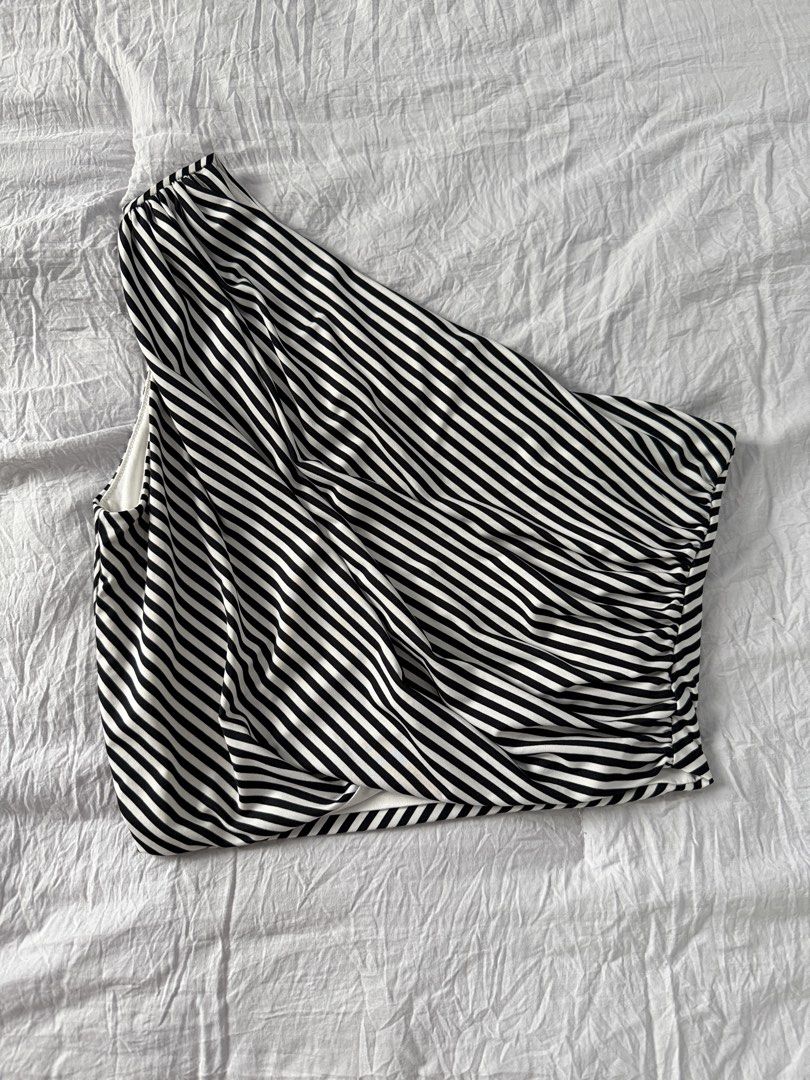 Black and White Striped One-Shoulder Ruched Top (Category: Blouses) located in Bacoor. Submitted by annmaliksi (Listing ID 1462758077, Image 1). Description: - Trendy one-shoulder design - Classic black and white stripes - Flattering side ruching for a perfect fit - Comfortable and stretchy fabric - Versatile for day or night looks - Easily pairs with jeans or skirts.