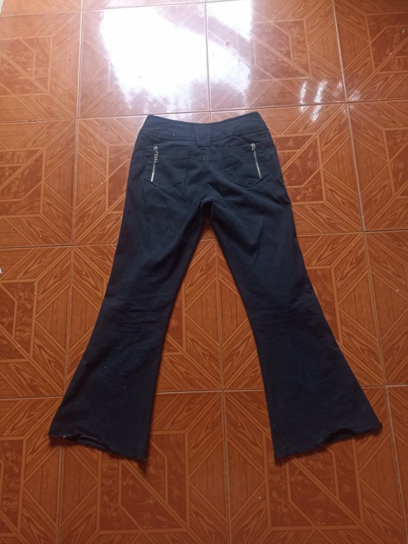Black Booty Flare Pants (Category: Jeans) located in Mandaue City. Submitted by truepenguin.71709f (Listing ID 1462754536, Image 3). Description: .