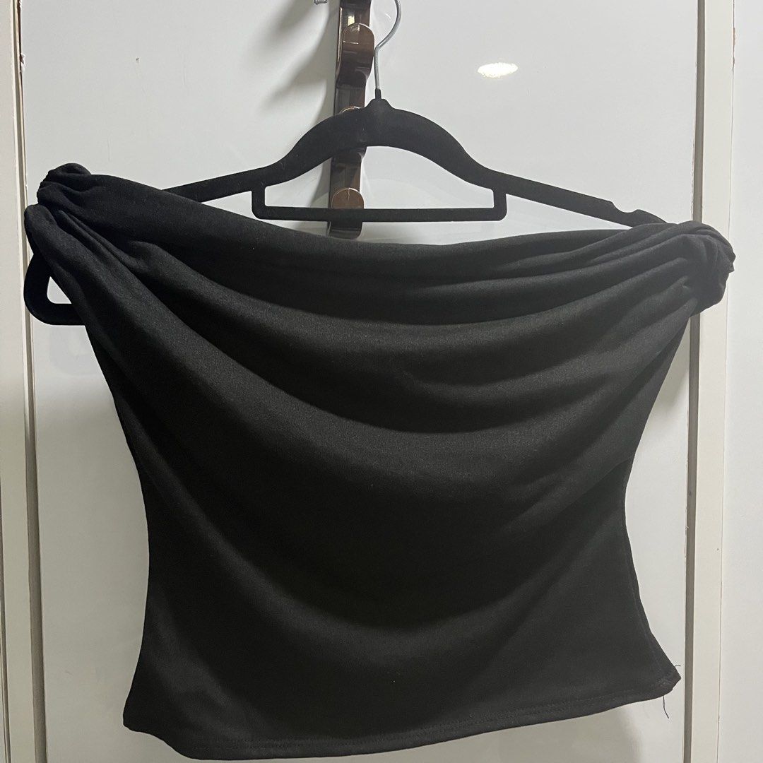 Black Draped Tube Top (Category: Others Tops) located in Manila. Submitted by 4ngeluh (Listing ID 1462682786, Image 1). Description: - Black tube top - Draped neckline - Soft and comfortable fabric - Versatile: dress up or down - Pairs well with skirts or pants.