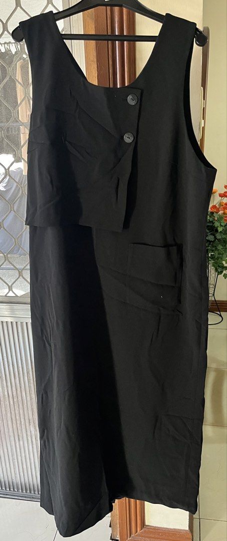 Black dress (Category: Dresses) located in Bacoor. Submitted by ayit. (Listing ID 1462703260, Image 1). Description: Med-large loose design - Black dress from a Japan brand - Size: M (EU 38 / UK 10 / US 6) - Features a stylish layered design with button accents - Includes a functional pocket - Zipper closure at the back.