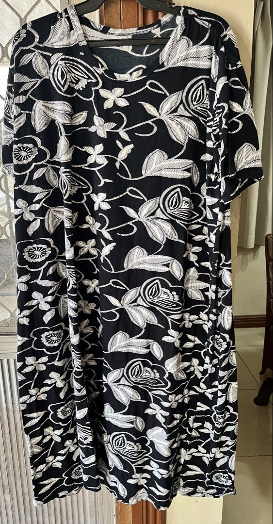 Black dress (Category: Dresses) located in Bacoor. Submitted by ayit. (Listing ID 1462713582, Image 1). Description: - Black dress - White floral print - Size: Large (L) - Condition: Good/sf inc ncr luzon.
