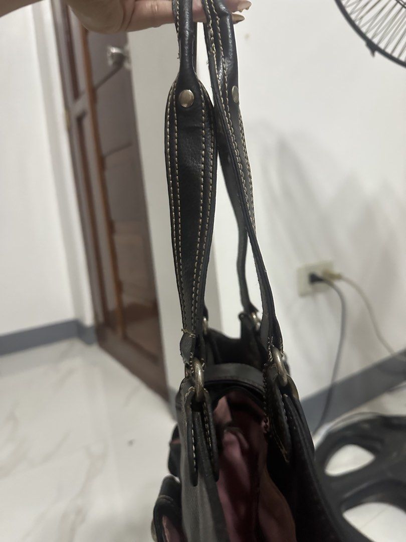 Black Leather AMM Handbag with Multiple Pockets (Category: Luxury Bags & Wallets) located in Manila. Submitted by goldenhorse-dafc (Listing ID 1462839913, Image 2). Description: - AMM black leather handbag - Multiple front pockets with snap closures - Interior features pink lining and several compartments - Leather straps with contrast stitching - Stylish and perfect for everyday use - Please check photos for detailed condition.