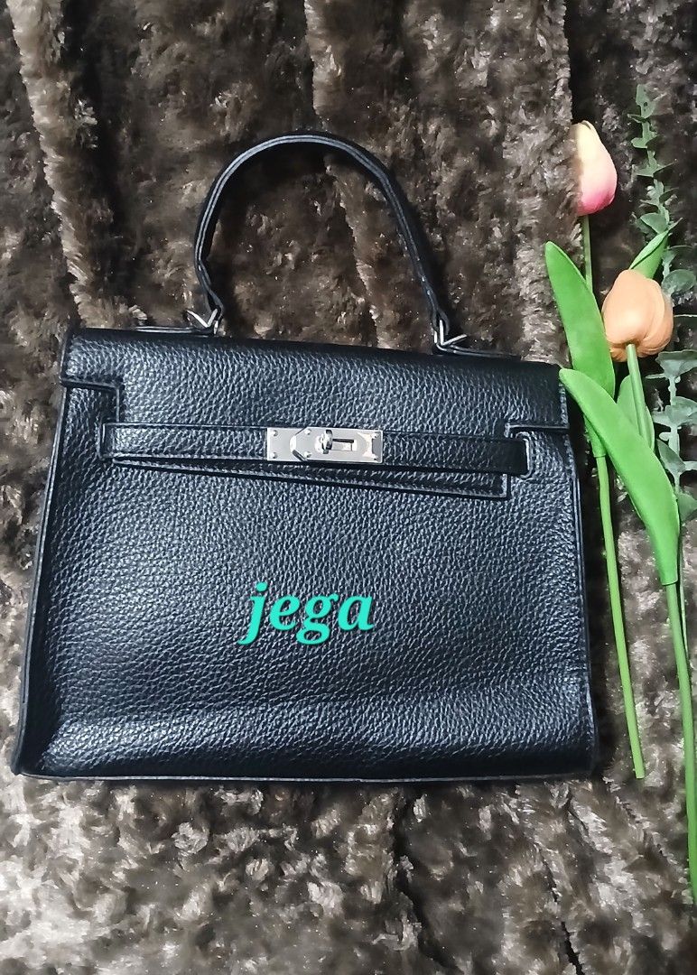 Black Leather Handbag with Silver Clasp (Category: Luxury Bags & Wallets) located in Taguig. Submitted by jegadablo (Listing ID 1462746082, Image 1). Description: - Classic black leather handbag - Textured finish - Silver turn-lock closure - Top handle for carrying - Simple and chic design - Great for everyday use or special occasions - Spacious interior.