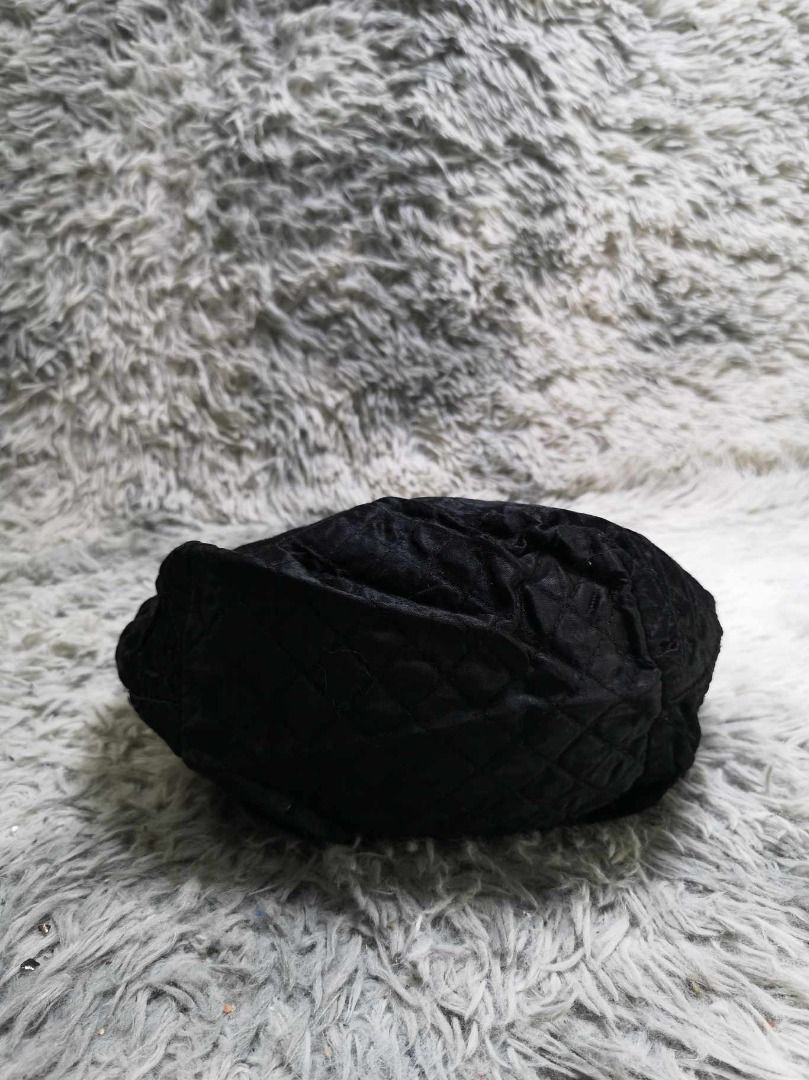 Black Lightweight Everyday Hand Bag (Category: Purses & Pouches) located in Santa Cruz. Submitted by jmy_surplus.2 (Listing ID 1462698972, Image 2). Description: Size ; L - 7.2 W - 11 Color ; Black Type ; Hand Bag Brand ; No brand Material ; Nylon Style ; Black Quilted Zipper Closure Hand bag LR 129 JMY 5 Batch #222.