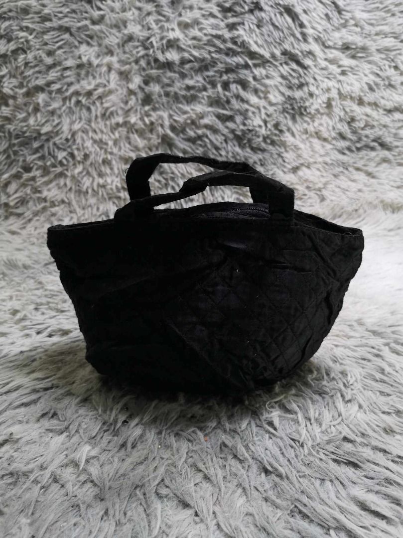Black Lightweight Everyday Hand Bag (Category: Purses & Pouches) located in Santa Cruz. Submitted by jmy_surplus.2 (Listing ID 1462698972, Image 1). Description: Size ; L - 7.2 W - 11 Color ; Black Type ; Hand Bag Brand ; No brand Material ; Nylon Style ; Black Quilted Zipper Closure Hand bag LR 129 JMY 5 Batch #222.