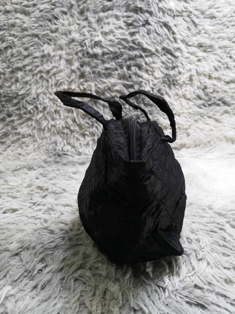 Black Lightweight Everyday Hand Bag (Category: Purses & Pouches) located in Santa Cruz. Submitted by jmy_surplus.2 (Listing ID 1462698972, Image 3). Description: Size ; L - 7.2 W - 11 Color ; Black Type ; Hand Bag Brand ; No brand Material ; Nylon Style ; Black Quilted Zipper Closure Hand bag LR 129 JMY 5 Batch #222.