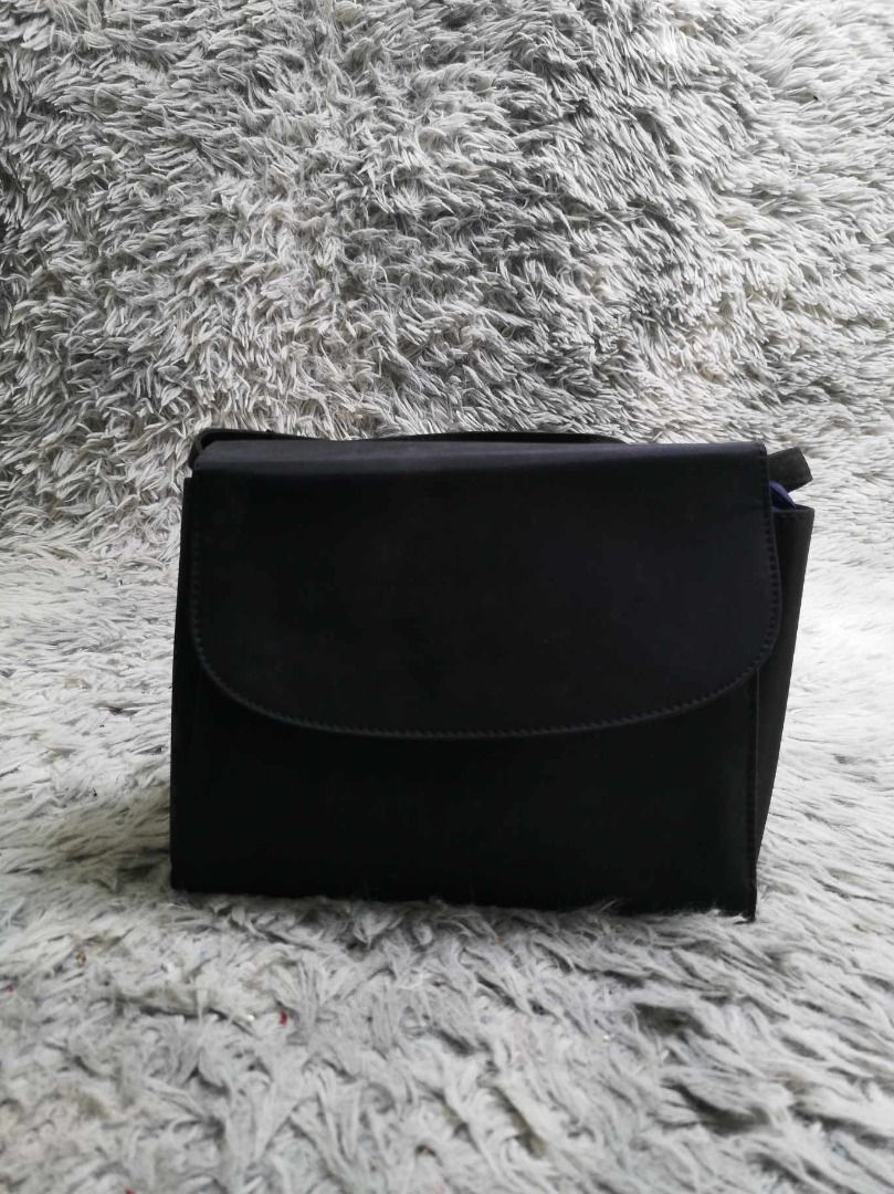 Black Magnetic Snap Closure Hand Bag (Category: Purses & Pouches) located in Santa Cruz. Submitted by jmy_surplus.2 (Listing ID 1462703501, Image 1). Description: Size ; L- 7.3 W - 10 Color ; Black Type ; Hand Bag Brand ; No brand Material ; Synthetic Style ; Black flap With Snap Closure Hand bag LR 129 JMY 5 Batch #222.