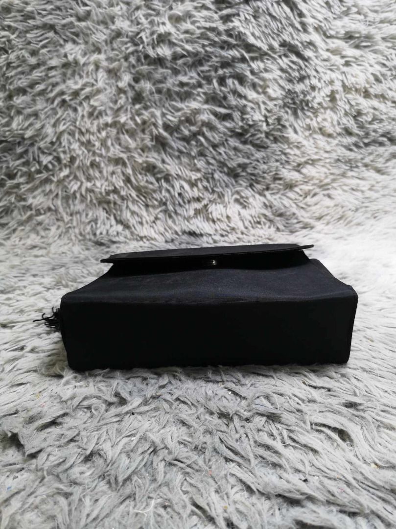 Black Magnetic Snap Closure Hand Bag (Category: Purses & Pouches) located in Santa Cruz. Submitted by jmy_surplus.2 (Listing ID 1462703501, Image 3). Description: Size ; L- 7.3 W - 10 Color ; Black Type ; Hand Bag Brand ; No brand Material ; Synthetic Style ; Black flap With Snap Closure Hand bag LR 129 JMY 5 Batch #222.