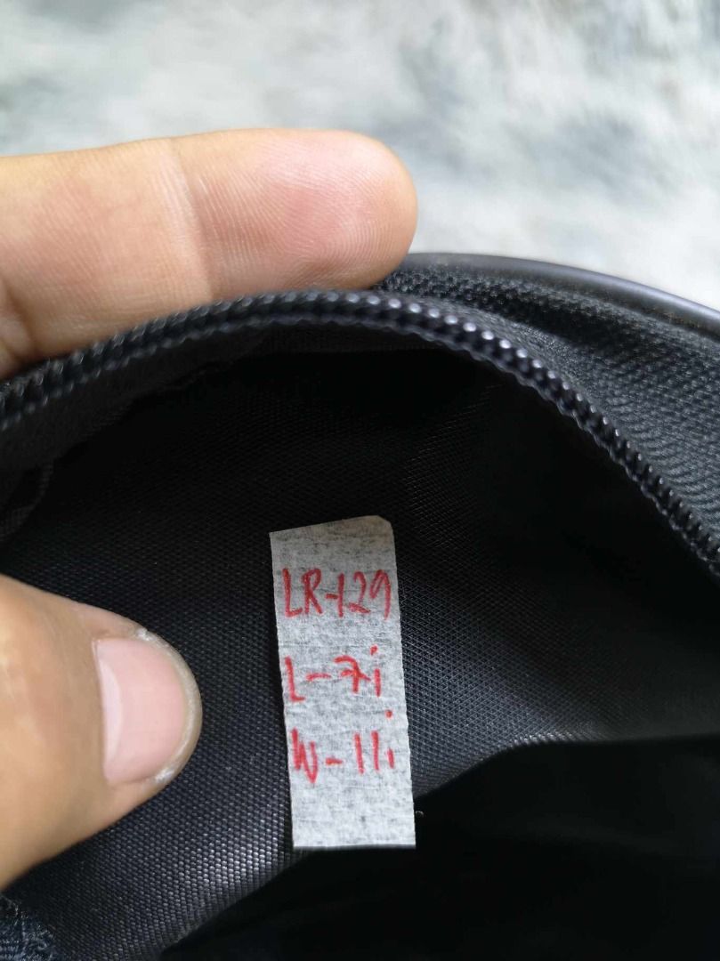 Black oval Zipper Closure Cosmetic Pouch (Category: Purses & Pouches) located in Santa Cruz. Submitted by jmy_surplus.2 (Listing ID 1462787009, Image 2). Description: Size ; L - 7 W - 11 Color ; Black Type ; Cosmetic Pouch Brand ; No brand Material ; nylon Style ; Black Zipper Closure Cosmetic Pouch LR 129 JMY 5 Batch #222.