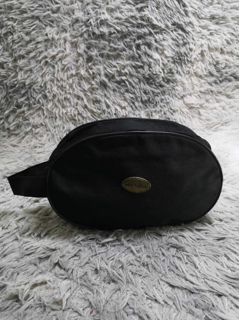 Black oval Zipper Closure Cosmetic Pouch (Category: Purses & Pouches) located in Santa Cruz. Submitted by jmy_surplus.2 (Listing ID 1462787009, Image 1). Description: Size ; L - 7 W - 11 Color ; Black Type ; Cosmetic Pouch Brand ; No brand Material ; nylon Style ; Black Zipper Closure Cosmetic Pouch LR 129 JMY 5 Batch #222.