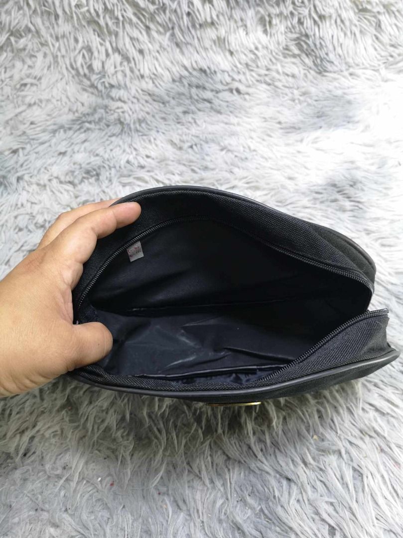 Black oval Zipper Closure Cosmetic Pouch (Category: Purses & Pouches) located in Santa Cruz. Submitted by jmy_surplus.2 (Listing ID 1462787009, Image 3). Description: Size ; L - 7 W - 11 Color ; Black Type ; Cosmetic Pouch Brand ; No brand Material ; nylon Style ; Black Zipper Closure Cosmetic Pouch LR 129 JMY 5 Batch #222.