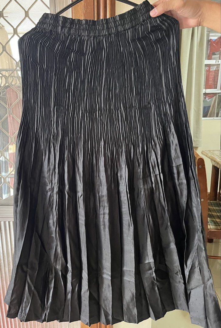 Black Pleated Midi Skirt (Category: Skirts) located in Bacoor. Submitted by ayit. (Listing ID 1462722279, Image 2). Description: Small-med garterized - Elegant black midi skirt - Flattering pleated design - Comfortable elastic waistband - Fabric with a subtle sheen - Versatile for dressing up or down - Easy to style for various occasions.