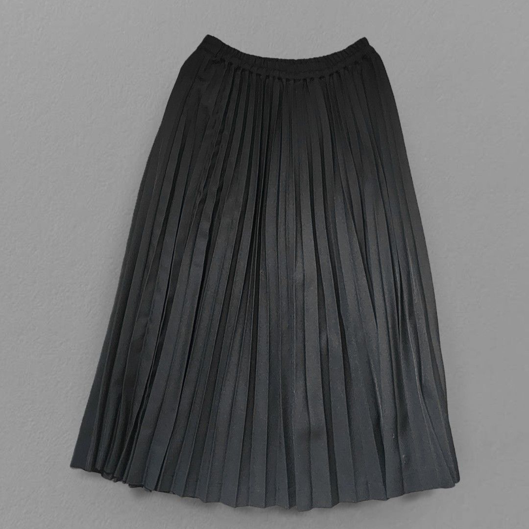 Black Pleated Stretchable Midi Skirt (Category: Skirts) located in Binan City. Submitted by appleshehe (Listing ID 1462748410, Image 1). Description: - used only once - stretchable elastic waist band length: 81 cm waist: 68 cm (not stretched).