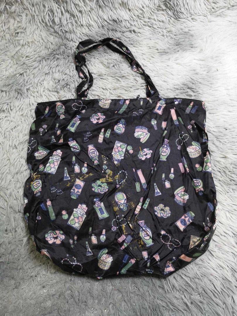 Black Printed Durable Zipper Closure Shopper Bag (Category: Tote Bags) located in Santa Cruz. Submitted by jmy_surplus.2 (Listing ID 1462707250, Image 1). Description: Size ; L - 16 W - 17 Color ; Black Type ; Tote Bag Brand ; No brand Material ; Nylon Style ; Zipper Closure Shopper Bag LR 129 JMY 5 Batch #222.