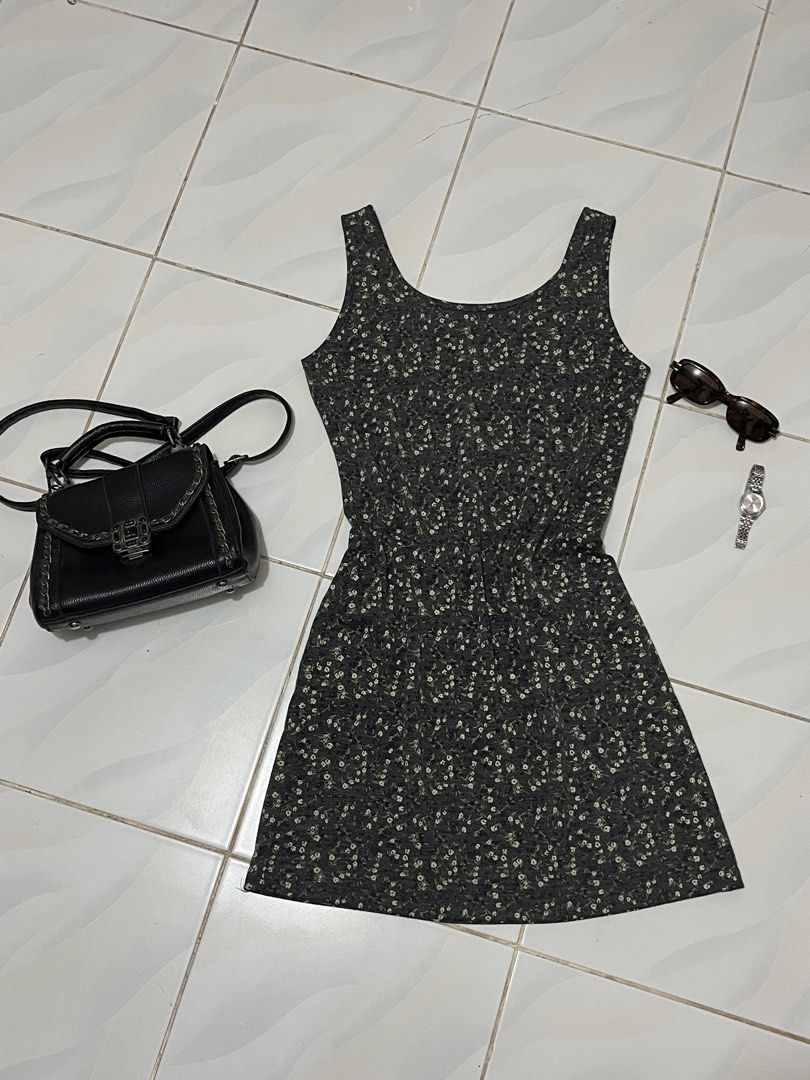 black sleeveless mini dress (Category: Dresses) located in Paranaque City. Submitted by alasthrift26 (Listing ID 1462693465, Image 1). Description: .