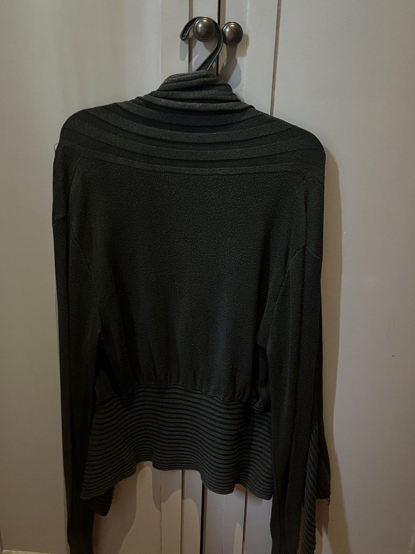 BLACK SWEATER (w/ no brand) (Category: Longsleeves) located in Las Pinas. Submitted by limcmc (Listing ID 1462850158, Image 3). Description: ‼️ USED THRICE. 🚫 Tag/s 🚫 When Worn Pics Og Price: Each 500~ RFS: Decluttering MOP: Gcash & BDO (NO REFUNDS) Shipping: Shouldered by the buyer (gogoexpress, j&t, lalamove) ✨ DM me for more inquiries!.