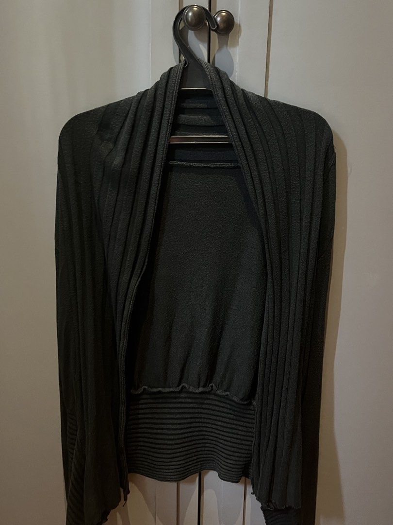 BLACK SWEATER (w/ no brand) (Category: Longsleeves) located in Las Pinas. Submitted by limcmc (Listing ID 1462850158, Image 1). Description: ‼️ USED THRICE. 🚫 Tag/s 🚫 When Worn Pics Og Price: Each 500~ RFS: Decluttering MOP: Gcash & BDO (NO REFUNDS) Shipping: Shouldered by the buyer (gogoexpress, j&t, lalamove) ✨ DM me for more inquiries!.