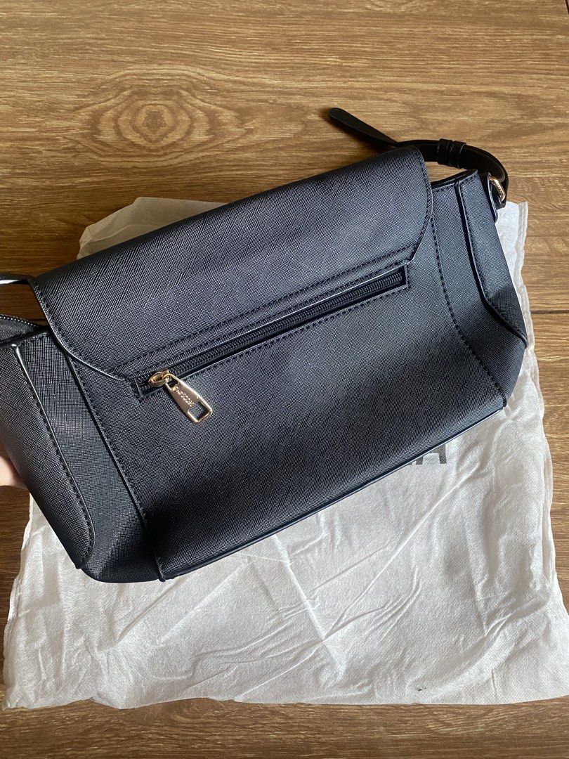 Black textured synthetic leather shoulder bag (Category: Shoulder Bags) located in Antipolo. Submitted by pauuiieee (Listing ID 1462690006, Image 2). Description: - Twice lang nagamit natambak nalang .