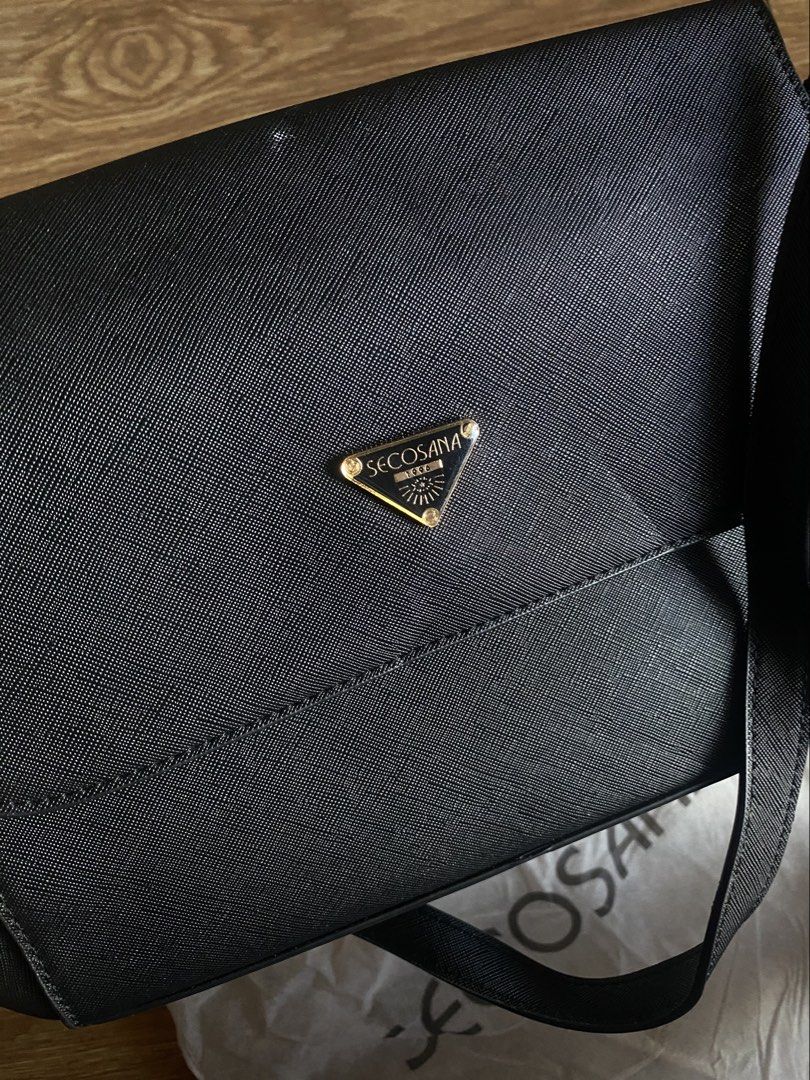 Black textured synthetic leather shoulder bag (Category: Shoulder Bags) located in Antipolo. Submitted by pauuiieee (Listing ID 1462690006, Image 3). Description: - Twice lang nagamit natambak nalang .