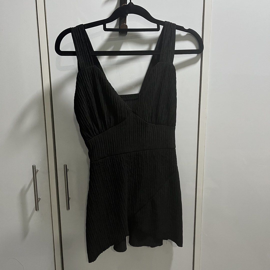 Black textured V-neck cami top (Category: Sleeveless) located in Manila. Submitted by 4ngeluh (Listing ID 1462682813, Image 1). Description: - Textured black cami top - Flattering V-neckline - Wide straps for comfort - Unique asymmetrical hemline - Effortlessly dress up or down - Perfect with skirts or pants.