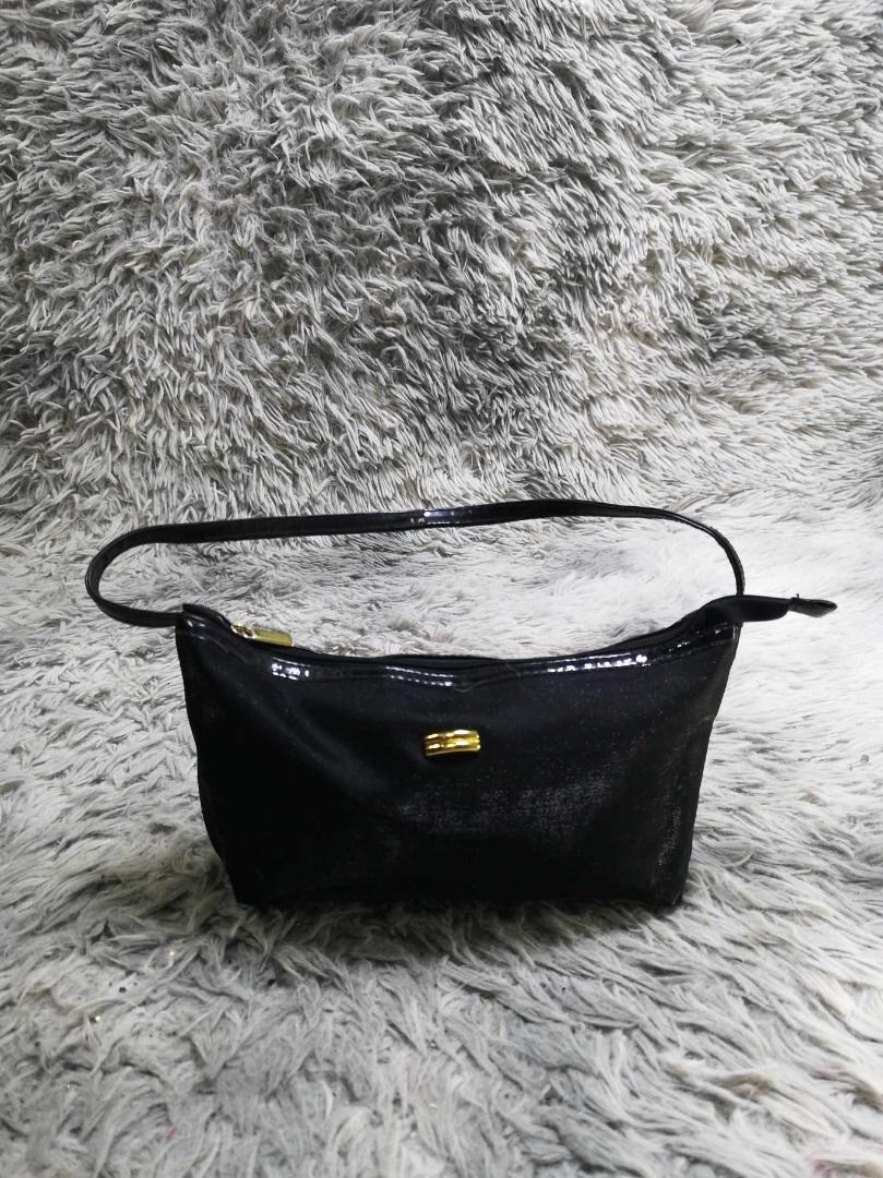 Black Zip Top Small Shoulder Bag With Thin Strap (Category: Shoulder Bags) located in Santa Cruz. Submitted by jmy_surplus.2 (Listing ID 1462820123, Image 1). Description: Size ; L - 6.6 W - 10 Color ; Black Type ; Shoulder bag Brand ; No brand Material ; Nyln Style ; Black Mini Shoulder bag LR 129 JMY 3 Batch #223.
