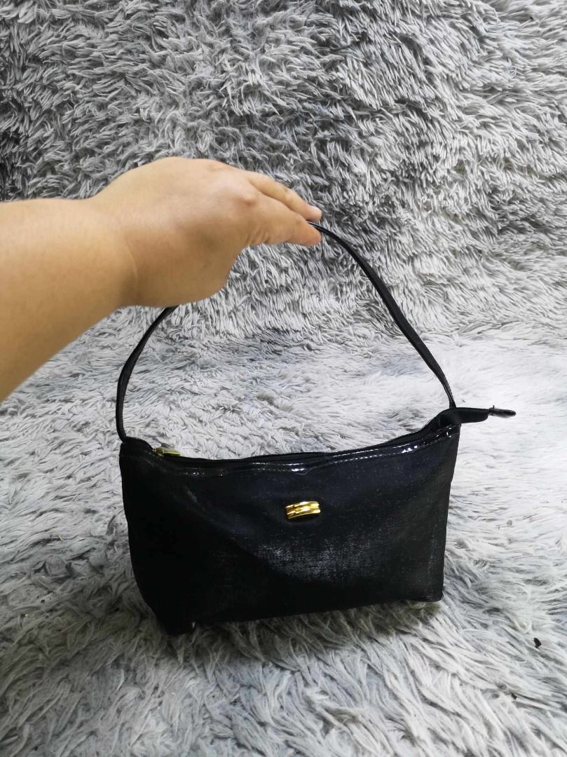 Black Zip Top Small Shoulder Bag With Thin Strap (Category: Shoulder Bags) located in Santa Cruz. Submitted by jmy_surplus.2 (Listing ID 1462820123, Image 3). Description: Size ; L - 6.6 W - 10 Color ; Black Type ; Shoulder bag Brand ; No brand Material ; Nyln Style ; Black Mini Shoulder bag LR 129 JMY 3 Batch #223.